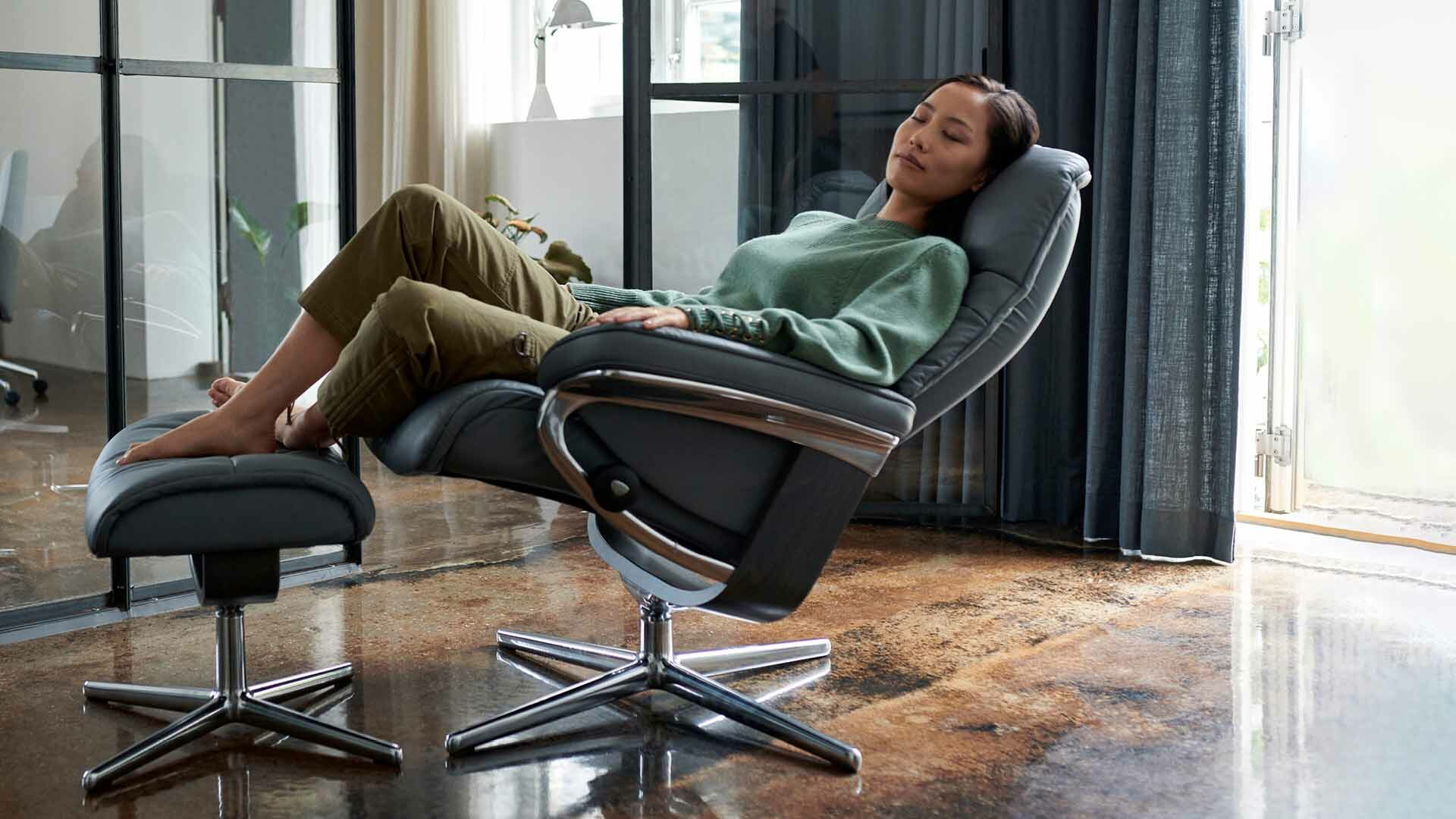 Recibe tus visitas con clase y elegancia gracias al diseño escandinavo de los sillones Stressless, lo mejor en confort y bienestar.