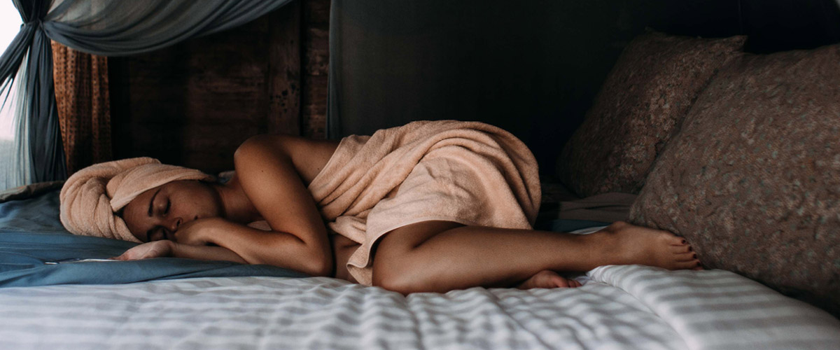 Un protector de colchón impermeable es imprescindible para dormir con la regla sin manchar, y es nuestro secreto infalible.