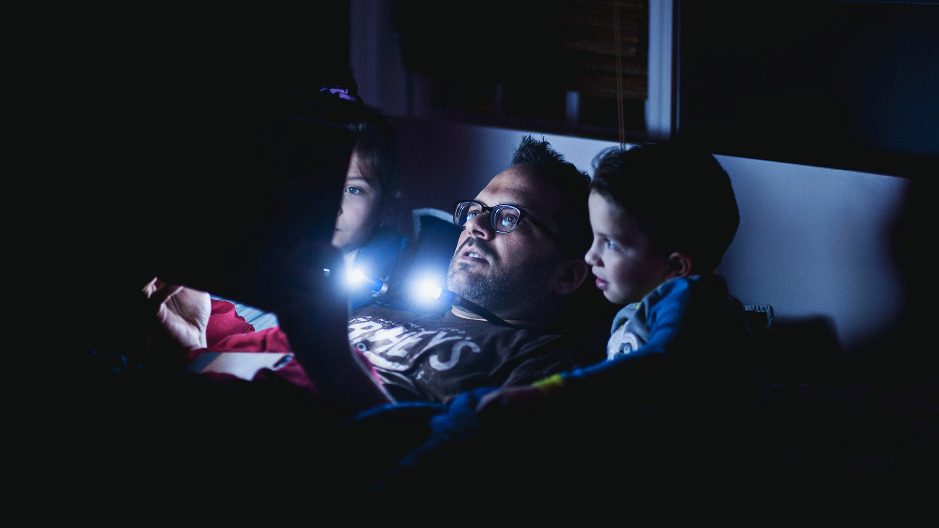 Si toda la familia participa en esta práctica, podrás crear un ambiente más óptimo para ir a dormir (ya que todos tendréis el mismo tipo de energía) y será una oportunidad estupenda para conectar con los tuyos. Puedes leerle un cuento a los peques, comentar lo mejor del día con tu pareja e, incluso, programar actividades conjuntas para el próximo fin de semana. 