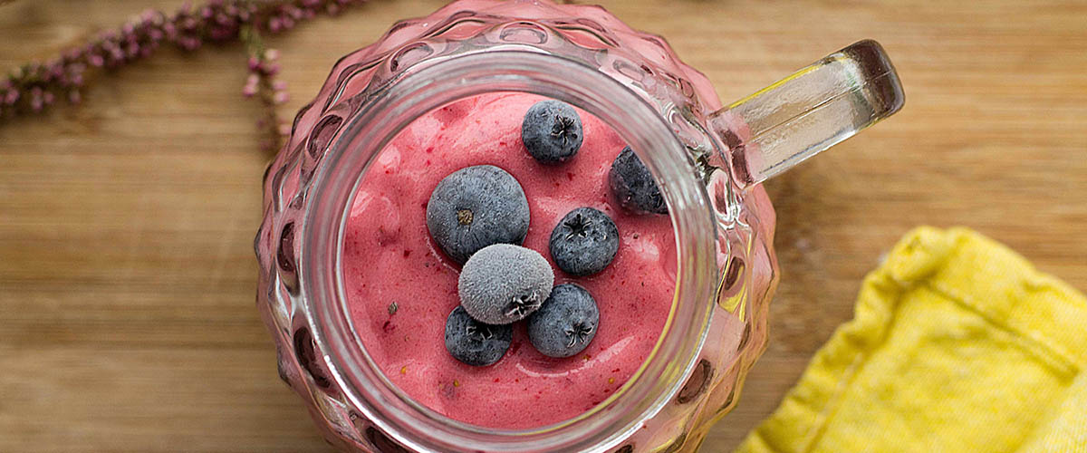 Aprende esta fácil receta para preparar un delicioso, fresco y nutritivo batido de frutas. Es suave, colorida, deliciosa y versátil: puedes usar cualquier fruta que te guste. Si eres vegano, puedes hacer la receta con yogur vegano. 