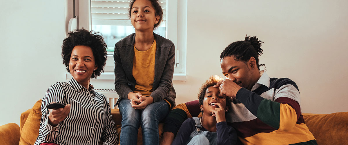 Visionar películas en familia es una actividad ideal para que disfrutéis de un buen rato juntos, riáis mucho y rememoréis con mucho cariño los mejores momentos. ¡Empieza el verano con mucho arte y fantasía!