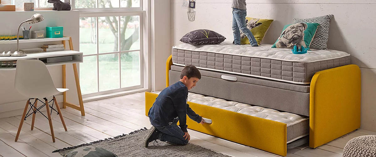 Una base nido te permitirá añadir una cama supletoria cuando tus hijos reciban visitas, y sin perder espacio para sus juguetes.