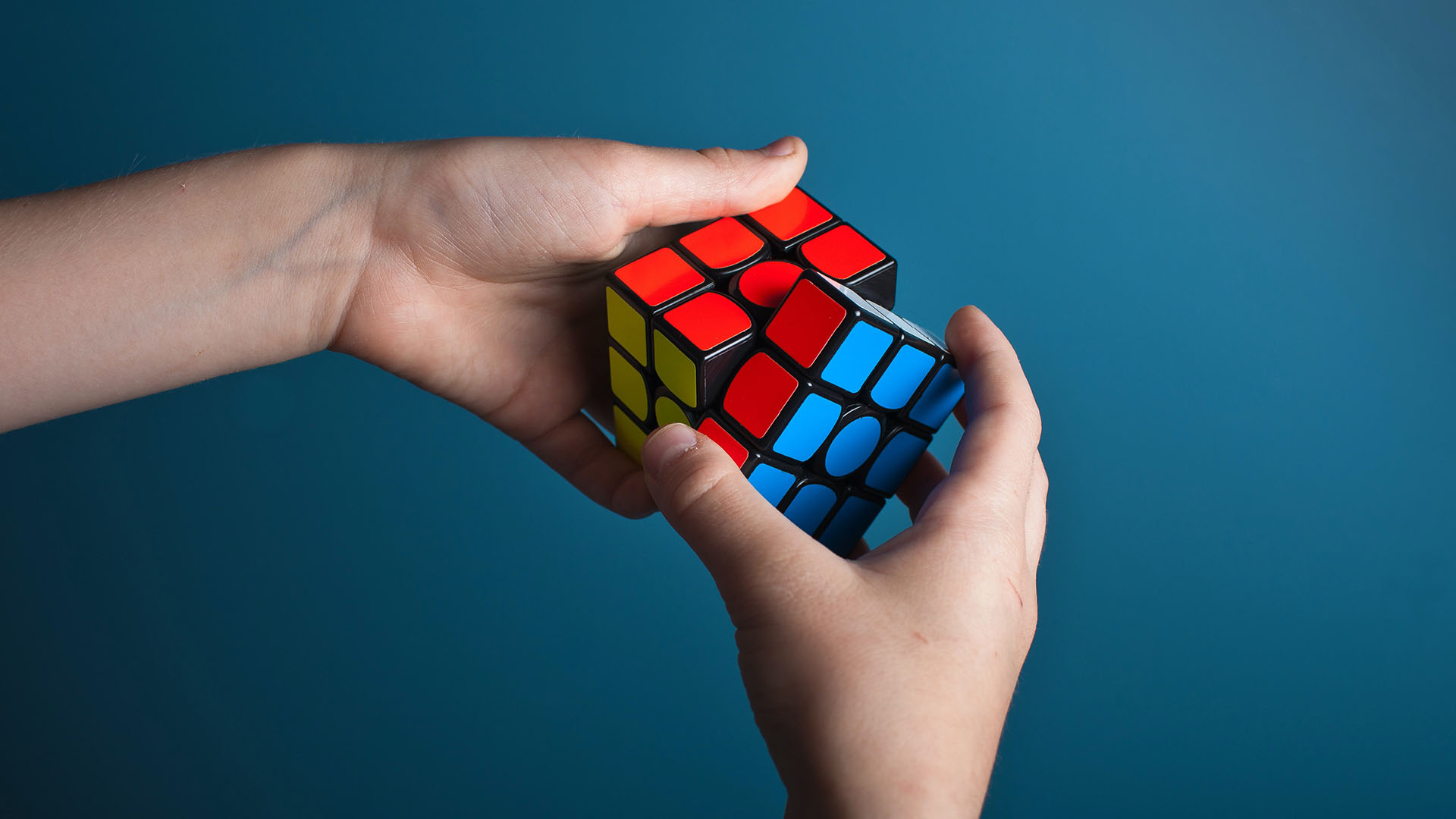 El cubo de Rubik requiere concentración, lo que crea una oportunidad excepcional para desconectar de nuestras preocupaciones y concentrarnos. La dificultad de su resolución también tiene efectos positivos en nuestra mente: ayuda a desarrollar nuestra paciencia y perseverar, con una gran recompensa una vez logramos terminarlo. 