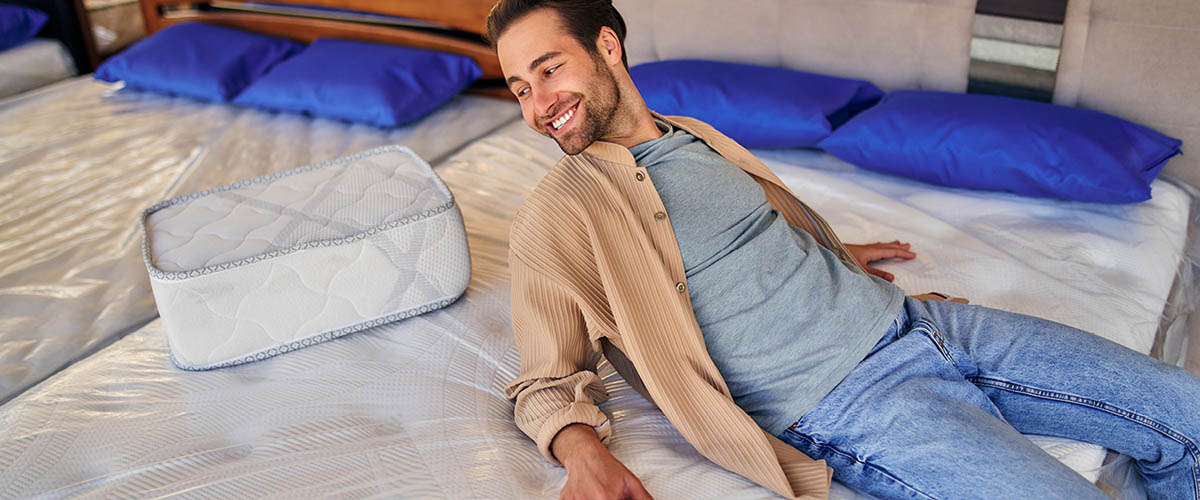 Depende de tu postura y manera de dormir, necesitarás un colchón u otro. Cuando vayas a probar un colchón, el vendedor empezará con esta pregunta: ¿cómo duermes? Según tu manera de dormir y la almohada que necesites el colchón a probar puede variar. 