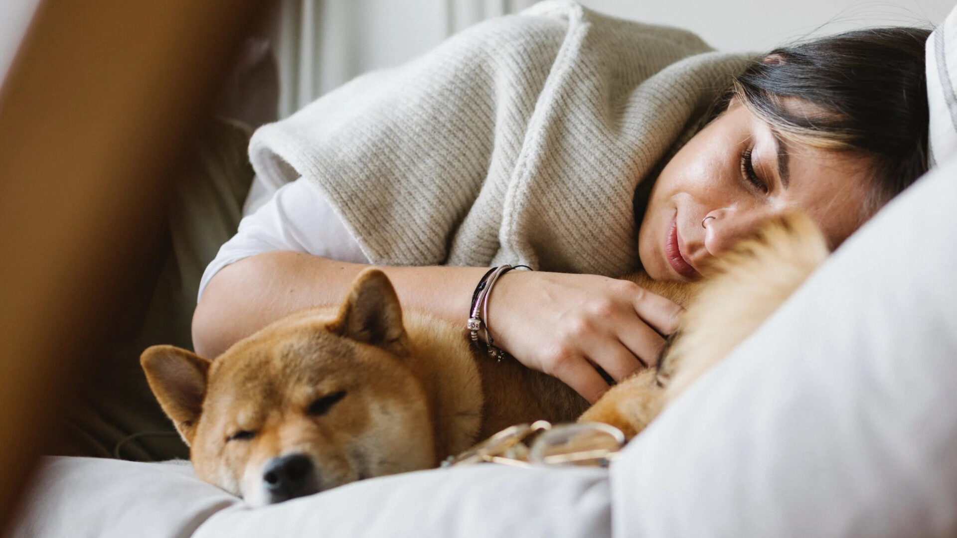 beneficios-de-dormir-abrazado-grupotodoplano